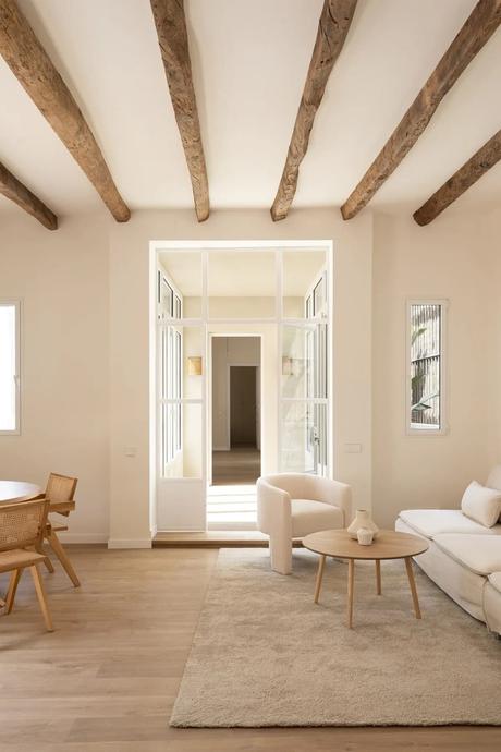 Un refugio de paz en el centro de la ciudad. Cómo decorar con una escalera de caracol.