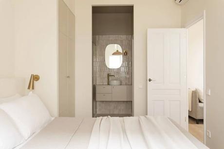 Un refugio de paz en el centro de la ciudad. Cómo decorar con una escalera de caracol.