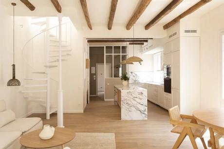 Un refugio de paz en el centro de la ciudad. Cómo decorar con una escalera de caracol.