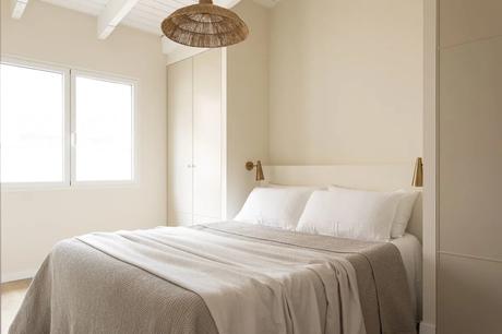 Un refugio de paz en el centro de la ciudad. Cómo decorar con una escalera de caracol.