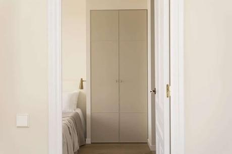 Un refugio de paz en el centro de la ciudad. Cómo decorar con una escalera de caracol.