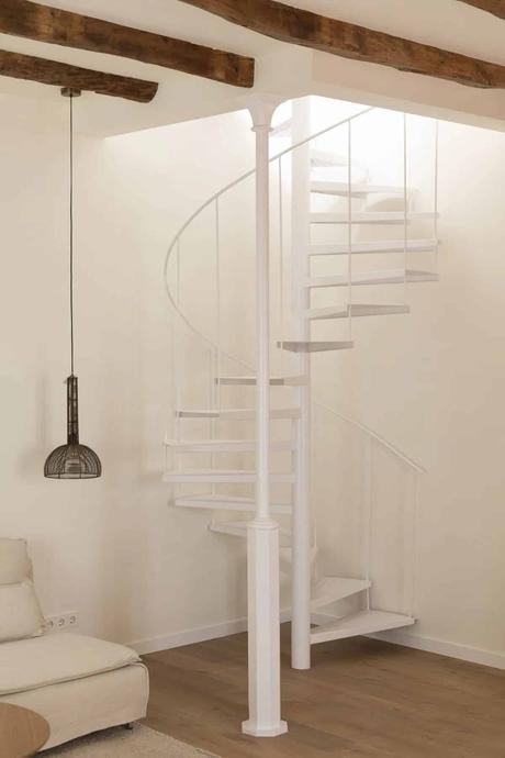 Un refugio de paz en el centro de la ciudad. Cómo decorar con una escalera de caracol.