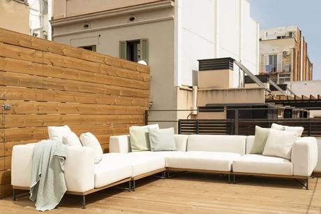 Un refugio de paz en el centro de la ciudad. Cómo decorar con una escalera de caracol.