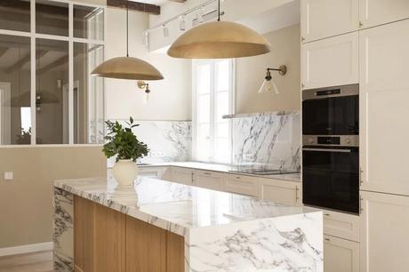 Un refugio de paz en el centro de la ciudad. Cómo decorar con una escalera de caracol.