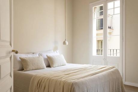 Un refugio de paz en el centro de la ciudad. Cómo decorar con una escalera de caracol.