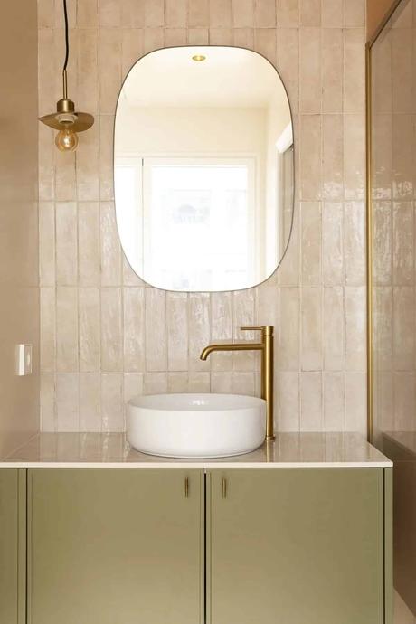 Un refugio de paz en el centro de la ciudad. Cómo decorar con una escalera de caracol.