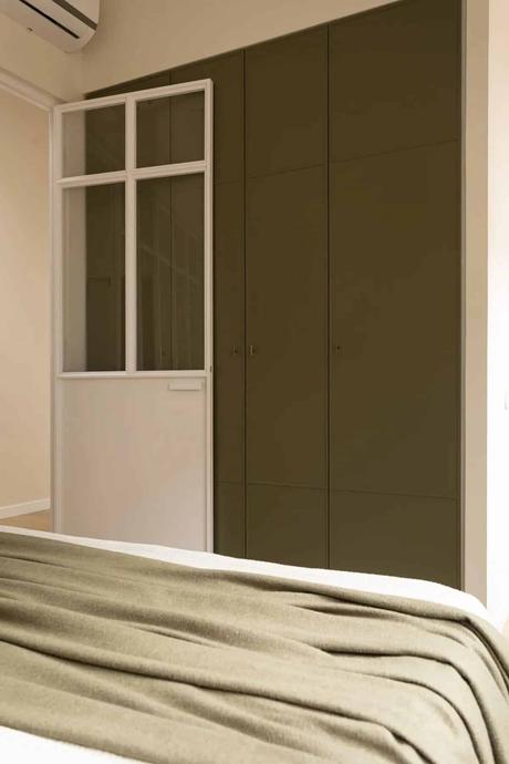 Un refugio de paz en el centro de la ciudad. Cómo decorar con una escalera de caracol.