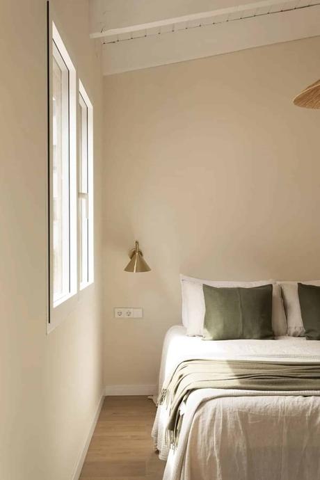 Un refugio de paz en el centro de la ciudad. Cómo decorar con una escalera de caracol.