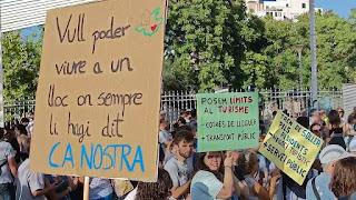 Miles de personas toman las calles de Palma al grito de: “Mallorca no está en venta”.