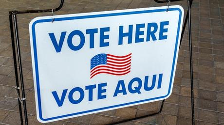 Un cartel de votación bilingüe en el Ayuntamiento de Miami Beach, Florida. (Jeff Greenberg/Universal Images Group vía Getty Images)
