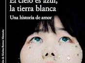 cielo azul, tierra blanca