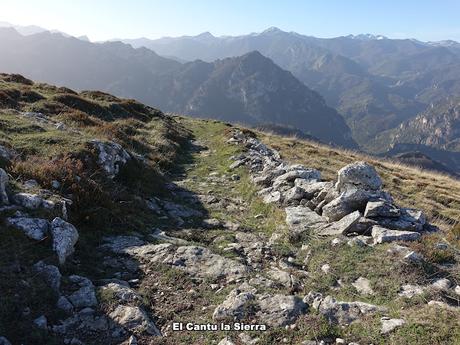 Alto San Lorenzo-Busbarraz-La Cuḷḷada Villaús-La Falguera-El Michu