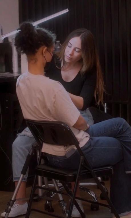 Tatuadora chilena viaja por el mundo transformando cicatrices femeninas en obras de arte