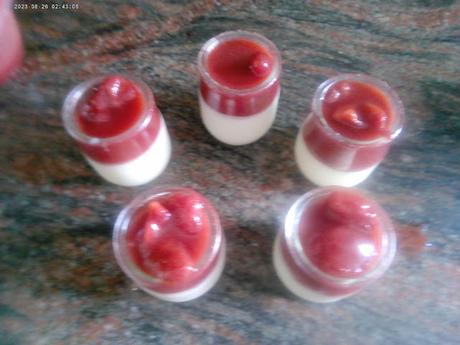 PANNA COTTA CON COMPOTA DE FRESAS