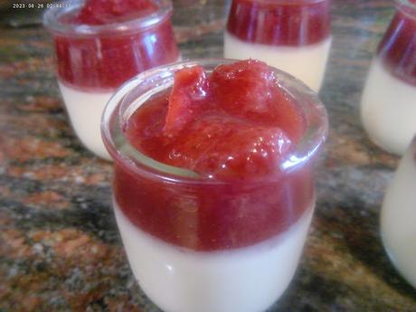 PANNA COTTA CON COMPOTA DE FRESAS