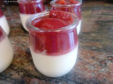 PANNA COTTA CON COMPOTA DE FRESAS