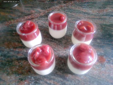 PANNA COTTA CON COMPOTA DE FRESAS