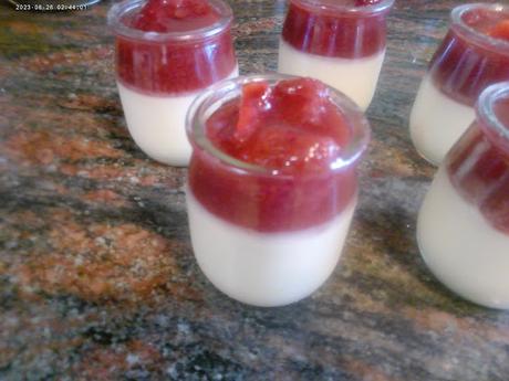 PANNA COTTA CON COMPOTA DE FRESAS