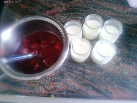 PANNA COTTA CON COMPOTA DE FRESAS