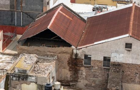 Colapso de barda en el Teatro Alarcón causa alarma entre vecinos