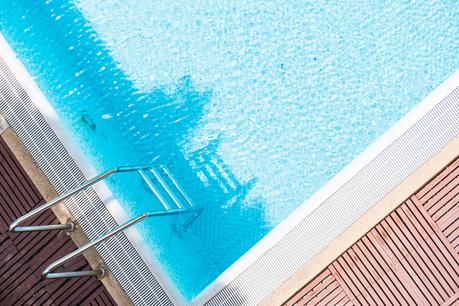 10 novelas para disfrutar de la piscina
