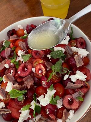 ENSALADA DE CEREZAS , TOMATE Y ANCHOAS