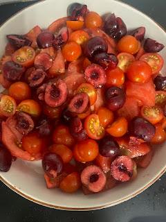 ENSALADA DE CEREZAS , TOMATE Y ANCHOAS