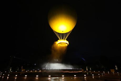 Ceremonia de inauguración de París: Marie-José Perec y Teddy Renner encienden el pebetero olímpico Teddy Renner y Marie-Josée Perec observan cómo se eleva el pebetero en un globo en París, Francia, durante la ceremonia de apertura de los Juegos Olímpicos de Verano de 2024, el viernes 26 de julio de 2024. (Foto AP/David Goldman)