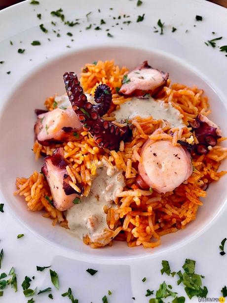 Arroz con pulpo y alioli de olivas negras