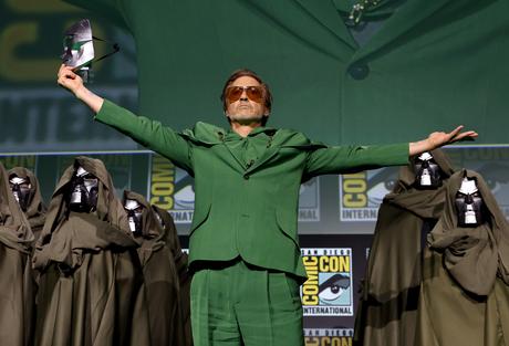Robert Downey Jr. revela su regreso a Marvel en un nuevo e impactante papel Robert Downey Jr.habla en el escenario durante el Simposio de Marvel Studios en el Salón H del Centro de Convenciones y Exposiciones de San Diego en San Diego, California, el 27 de julio de 2024.