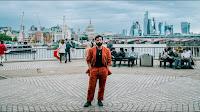 Yannis & the Yaw estrenan Rain Can't Reach Us como nuevo adelanto del disco de Yannis Philippakis titulado Lagos Paris London