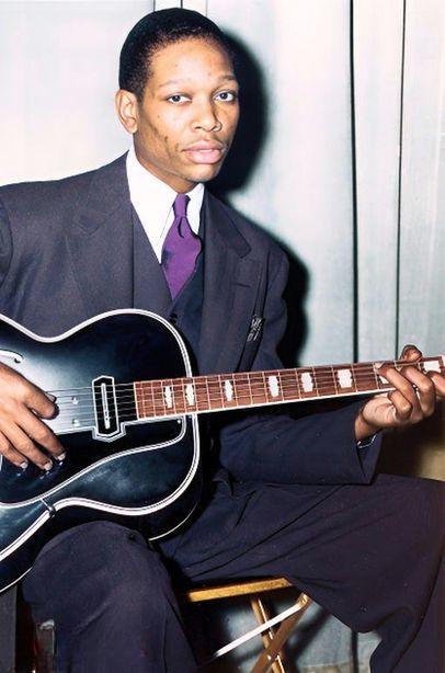 Puede ser una imagen de 1 persona, guitarra y texto