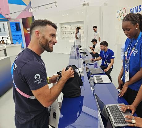 Samsung-Mobile-Galaxy-Z-Flip6-Olympic-Edition-Paris-2024-Delivered-to-Every-Athlete_main2