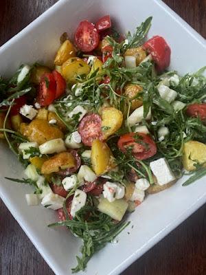 ENSALADA DE PATATAS , PEPINO, TOMATE, Y FETA