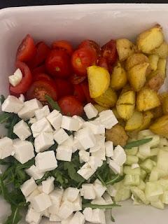 ENSALADA DE PATATAS , PEPINO, TOMATE, Y FETA