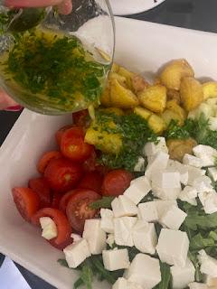 ENSALADA DE PATATAS , PEPINO, TOMATE, Y FETA