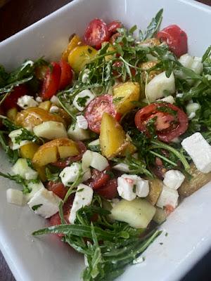 ENSALADA DE PATATAS , PEPINO, TOMATE, Y FETA