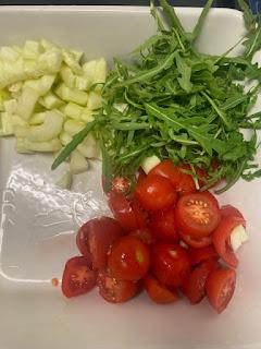 ENSALADA DE PATATAS , PEPINO, TOMATE, Y FETA