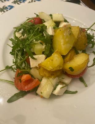 ENSALADA DE PATATAS , PEPINO, TOMATE, Y FETA