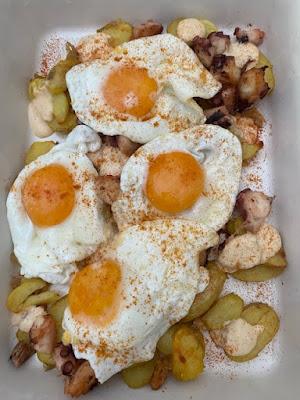 HUEVOS FRITOS CON PATATAS Y PULPO