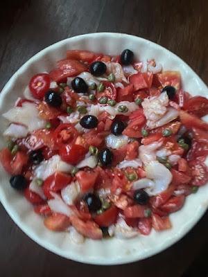 ENSALADA DE TOMATE CON BACALAO AHUMADO