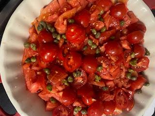ENSALADA DE TOMATE CON BACALAO AHUMADO