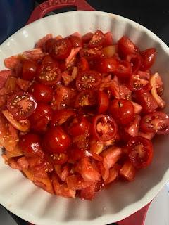 ENSALADA DE TOMATE CON BACALAO AHUMADO