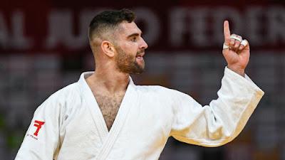 El abanderado de Israel en París es un sádico soldado que firmó las bombas dirigidas a niños y civiles palestinos.