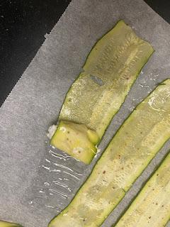 ROLLITOS DE CALABACÍN CON RICOTTA Y TOMATE