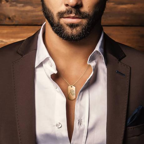 El contorno pulido de la placa añade un toque de sofisticación, resaltando la belleza intrínseca de la joya