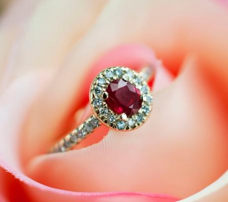 Charlestone – Anillo Oro Amarillo 18k con Rubí