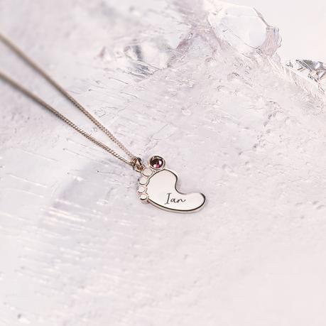 Dije Piesito con gema en oro 18k