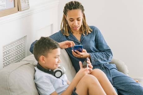 Día del Niño: cómo utilizar el control parental en smartphones para orientarse a un obsequio bueno y seguro para los más pequeños niños y telefonos2
