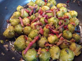 Coles de bruselas salteadas con bacón